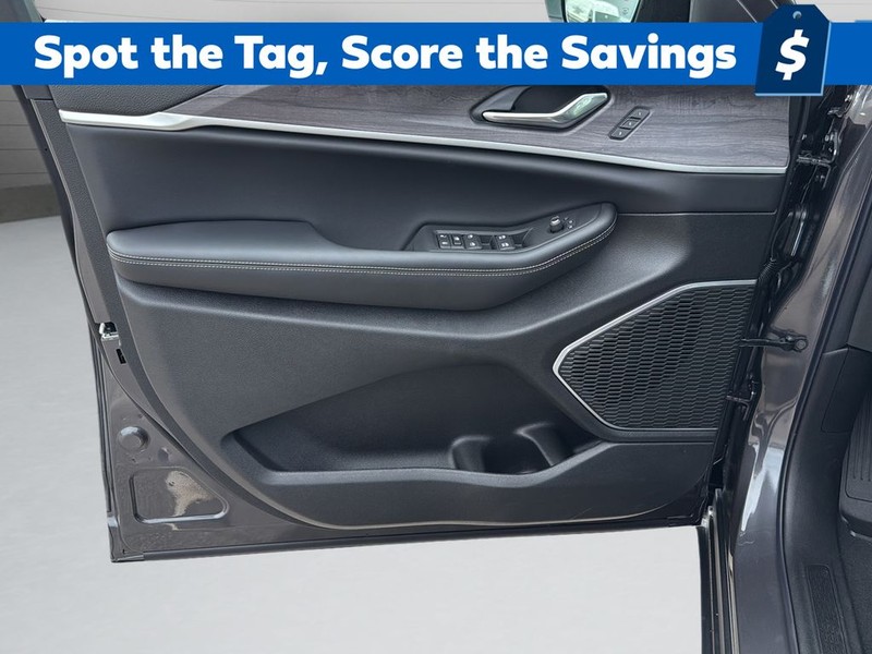 Jeep Grand Cherokee L Vehicle Full-screen Gallery Image 11