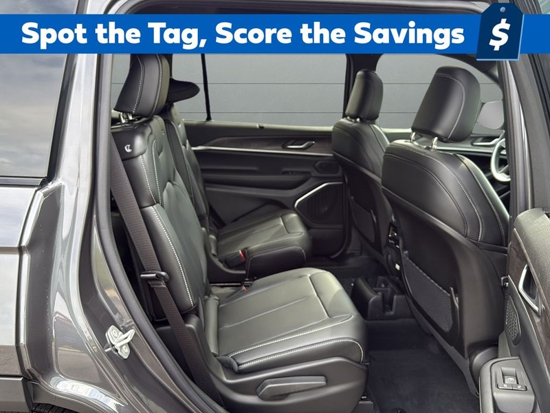 Jeep Grand Cherokee L Vehicle Full-screen Gallery Image 14