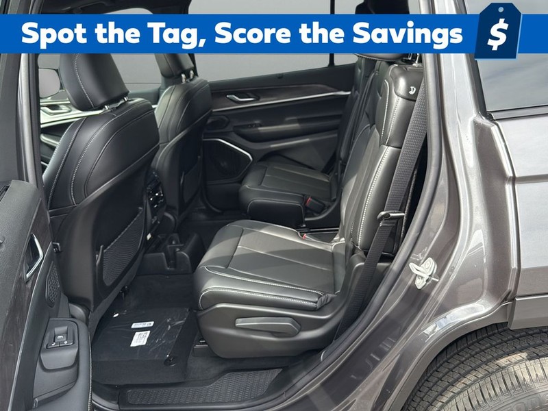 Jeep Grand Cherokee L Vehicle Full-screen Gallery Image 17