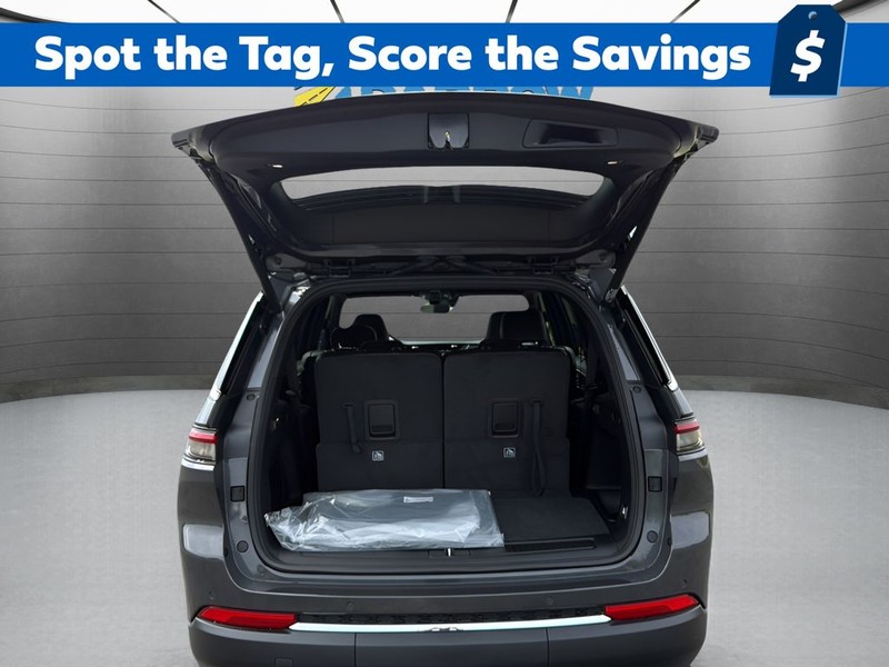 Jeep Grand Cherokee L Vehicle Full-screen Gallery Image 25