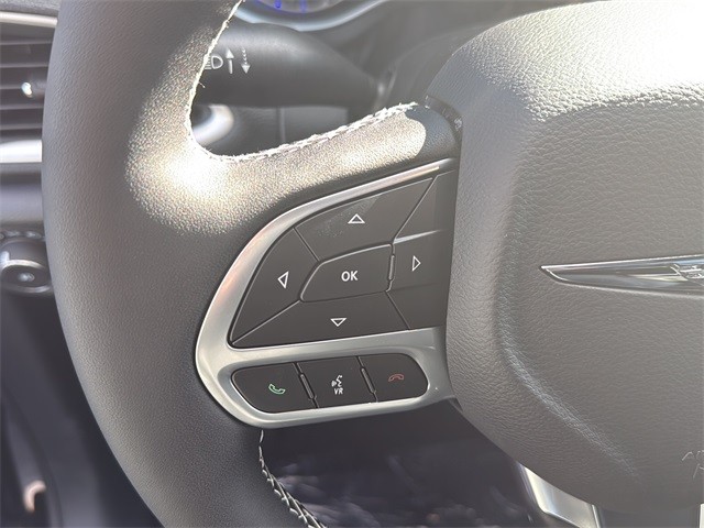 Chrysler Pacifica Vehicle Full-screen Gallery Image 9