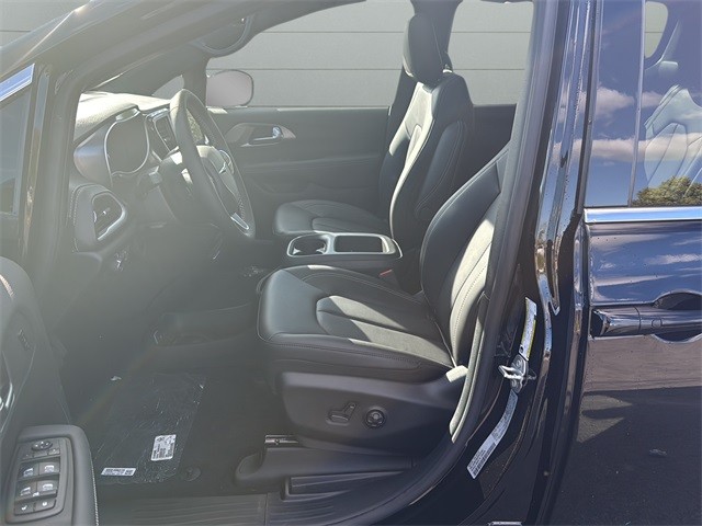 Chrysler Pacifica Vehicle Full-screen Gallery Image 10