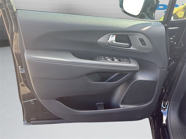 Chrysler Pacifica Vehicle Full-screen Gallery Image 11