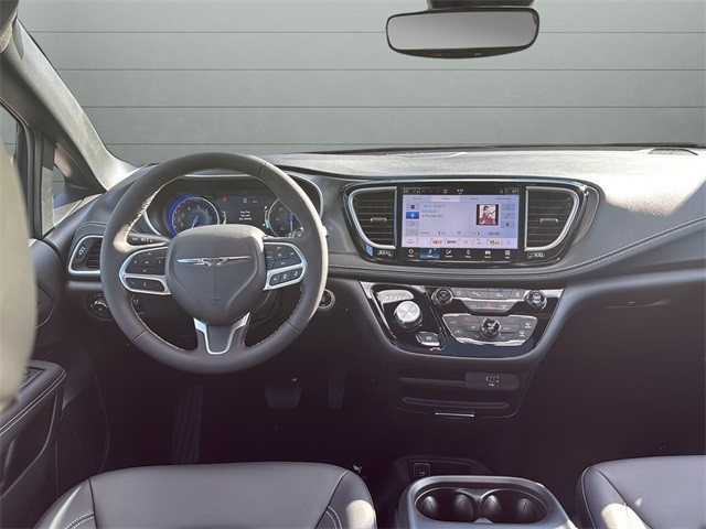 Chrysler Pacifica Vehicle Full-screen Gallery Image 12