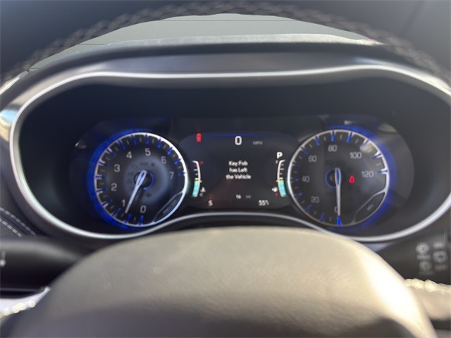 Chrysler Pacifica Vehicle Full-screen Gallery Image 13