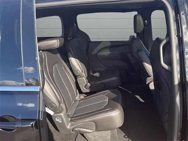 Chrysler Pacifica Vehicle Full-screen Gallery Image 14