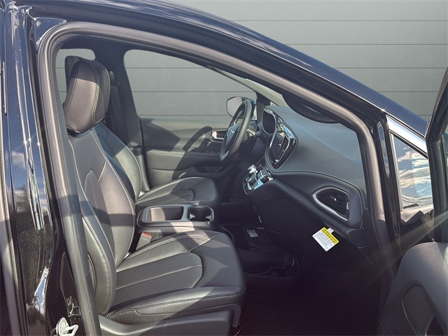 Chrysler Pacifica Vehicle Full-screen Gallery Image 15