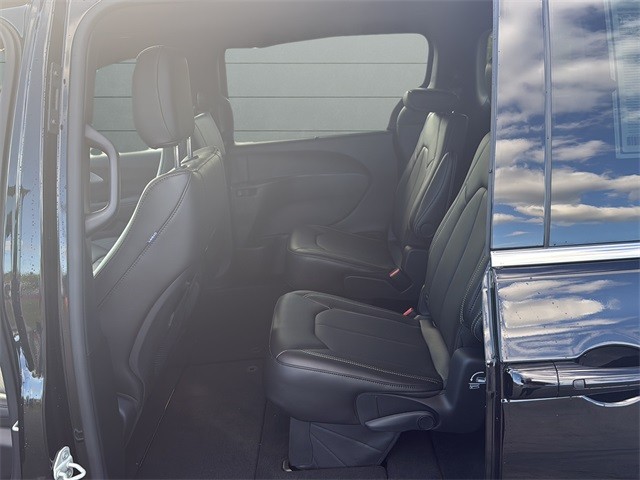 Chrysler Pacifica Vehicle Full-screen Gallery Image 17