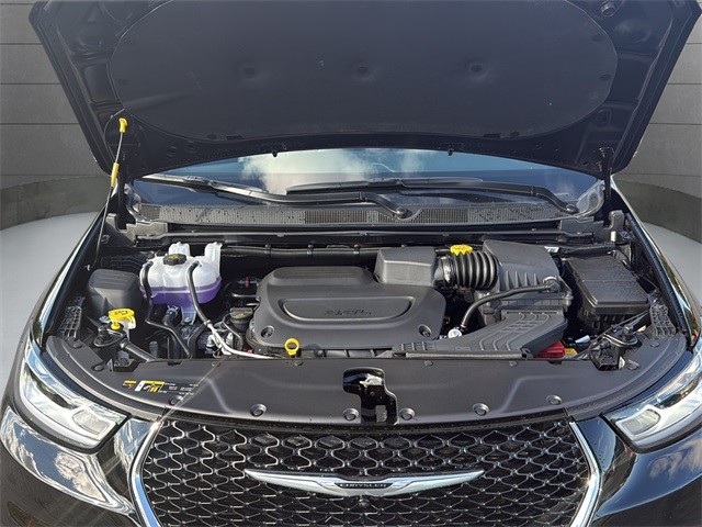 Chrysler Pacifica Vehicle Full-screen Gallery Image 19