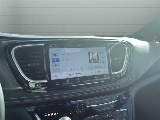 Chrysler Pacifica Vehicle Full-screen Gallery Image 20