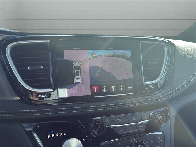 Chrysler Pacifica Vehicle Full-screen Gallery Image 21