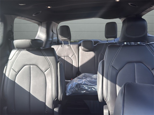 Chrysler Pacifica Vehicle Full-screen Gallery Image 26