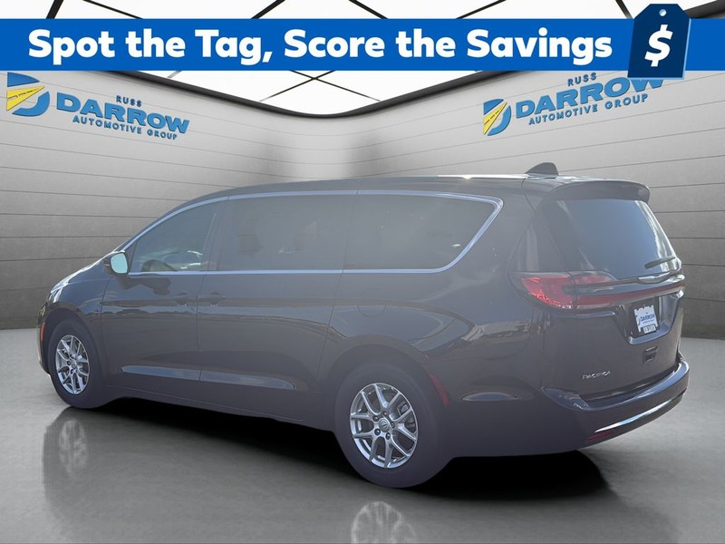 Chrysler Pacifica Vehicle Full-screen Gallery Image 3