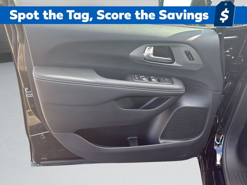 Chrysler Pacifica Vehicle Full-screen Gallery Image 11