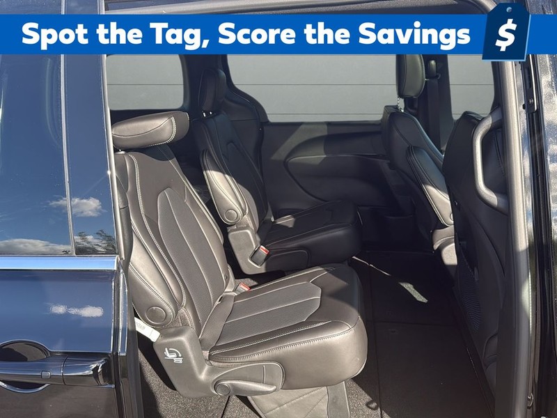 Chrysler Pacifica Vehicle Full-screen Gallery Image 14