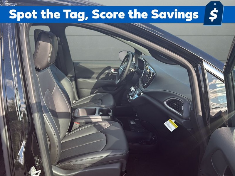 Chrysler Pacifica Vehicle Full-screen Gallery Image 15