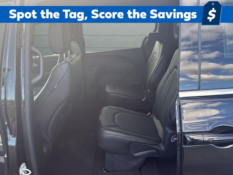 Chrysler Pacifica Vehicle Full-screen Gallery Image 17