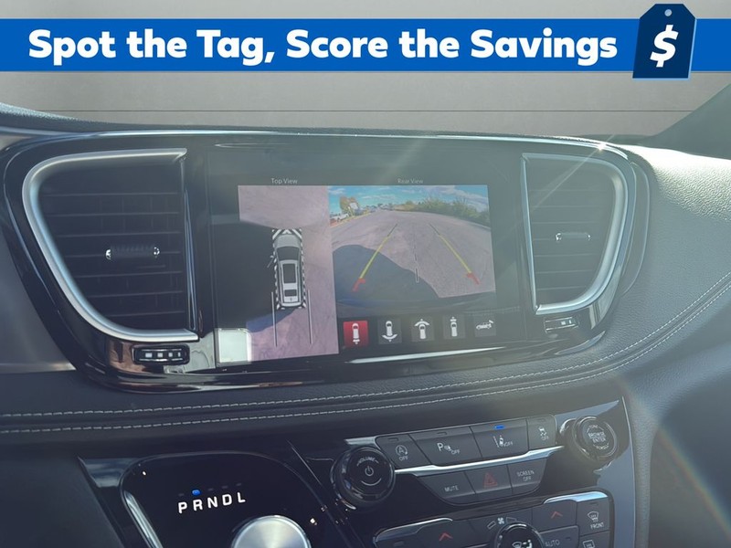 Chrysler Pacifica Vehicle Full-screen Gallery Image 21