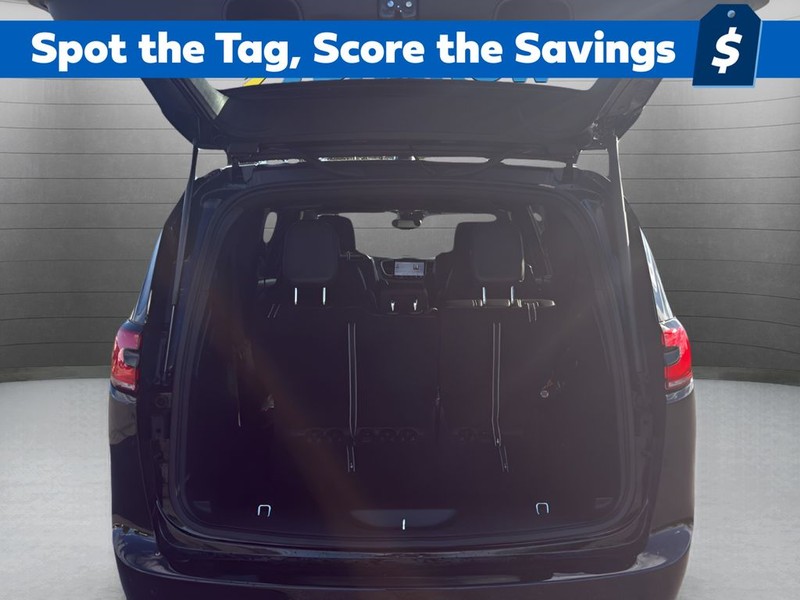 Chrysler Pacifica Vehicle Full-screen Gallery Image 24