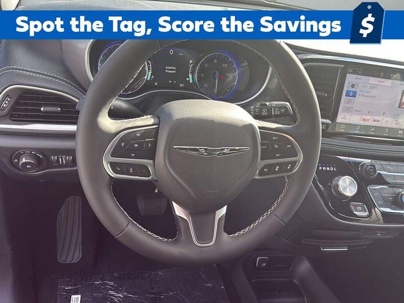 Chrysler Pacifica Vehicle Full-screen Gallery Image 25