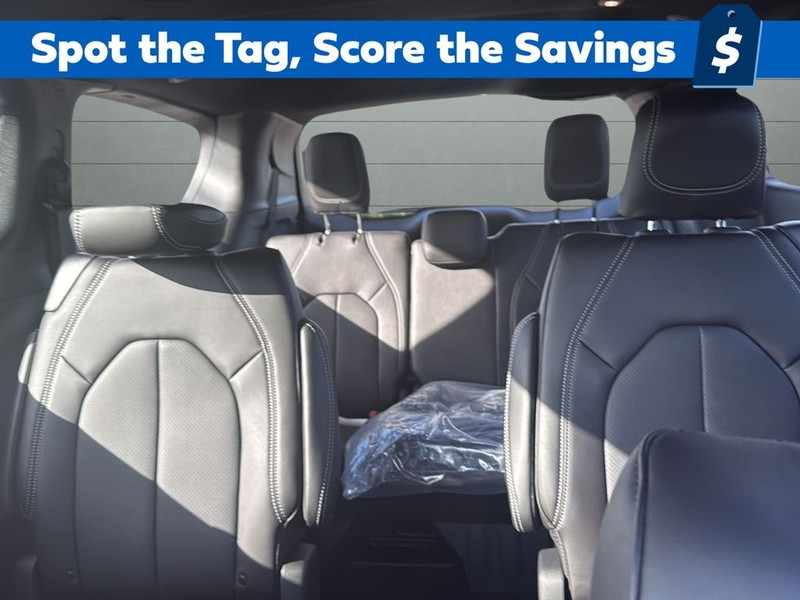 Chrysler Pacifica Vehicle Full-screen Gallery Image 26