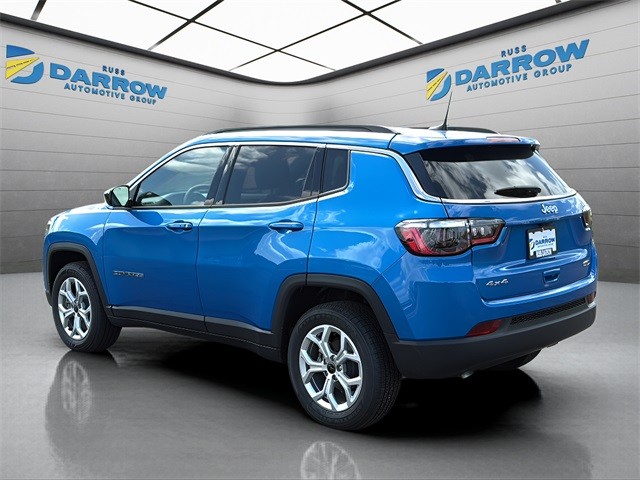 Jeep Compass Vehicle Full-screen Gallery Image 3