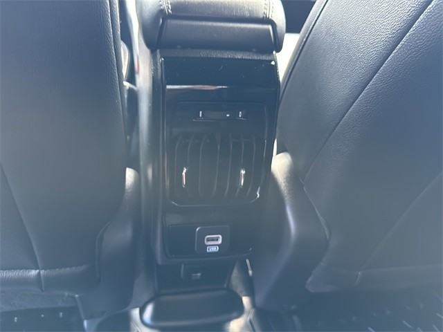 Jeep Compass Vehicle Full-screen Gallery Image 17