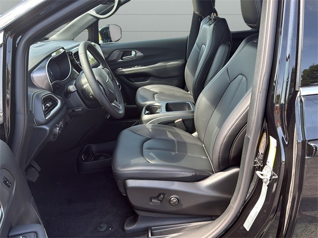 Chrysler Pacifica Vehicle Full-screen Gallery Image 10