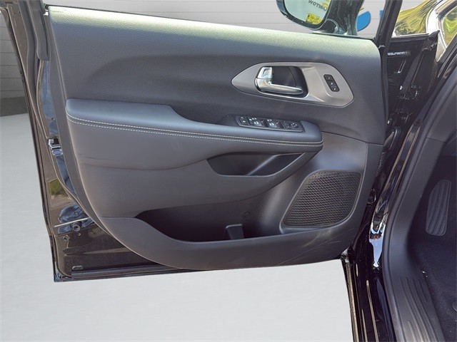 Chrysler Pacifica Vehicle Full-screen Gallery Image 11