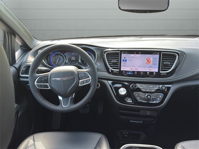 Chrysler Pacifica Vehicle Full-screen Gallery Image 12