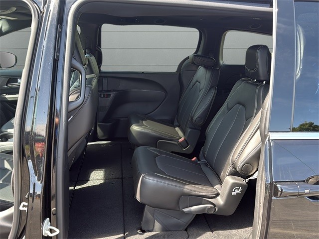 Chrysler Pacifica Vehicle Full-screen Gallery Image 17