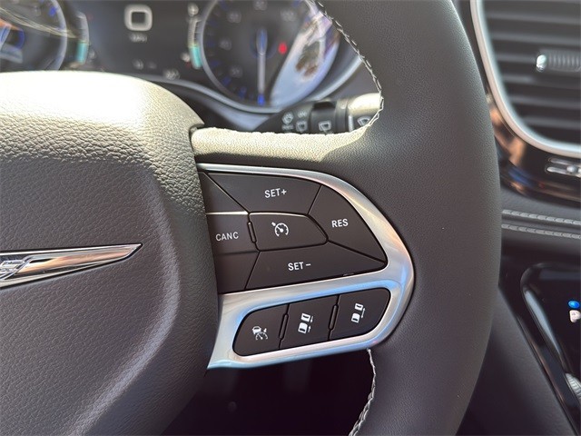 Chrysler Pacifica Vehicle Full-screen Gallery Image 18