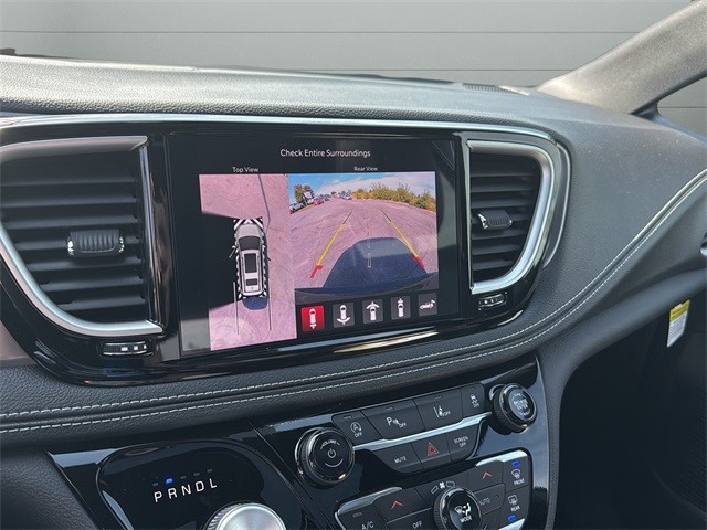 Chrysler Pacifica Vehicle Full-screen Gallery Image 21