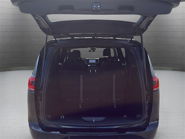 Chrysler Pacifica Vehicle Full-screen Gallery Image 24