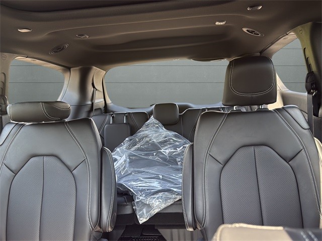 Chrysler Pacifica Vehicle Full-screen Gallery Image 26