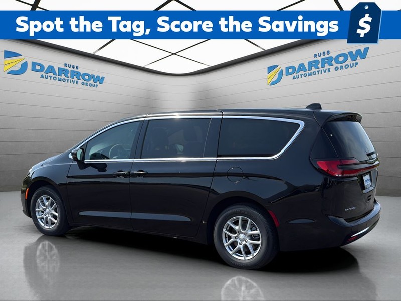 Chrysler Pacifica Vehicle Full-screen Gallery Image 3