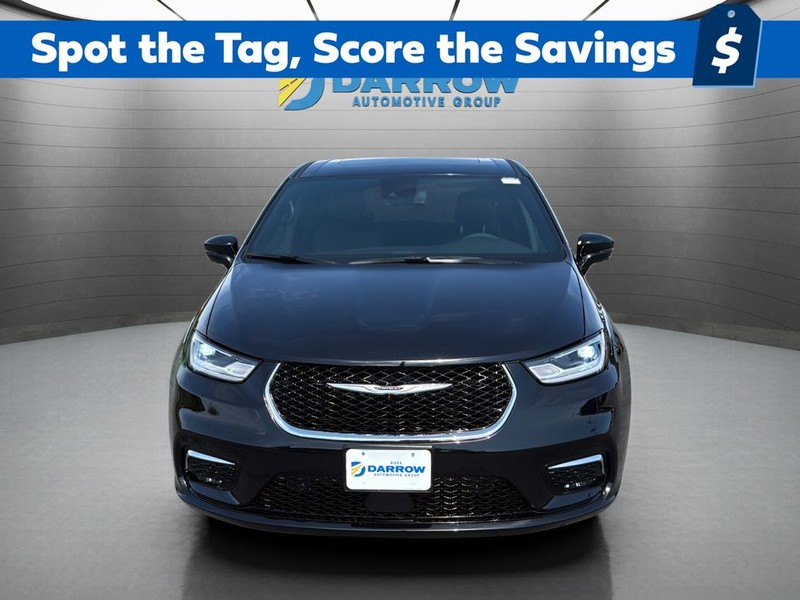 Chrysler Pacifica Vehicle Full-screen Gallery Image 8