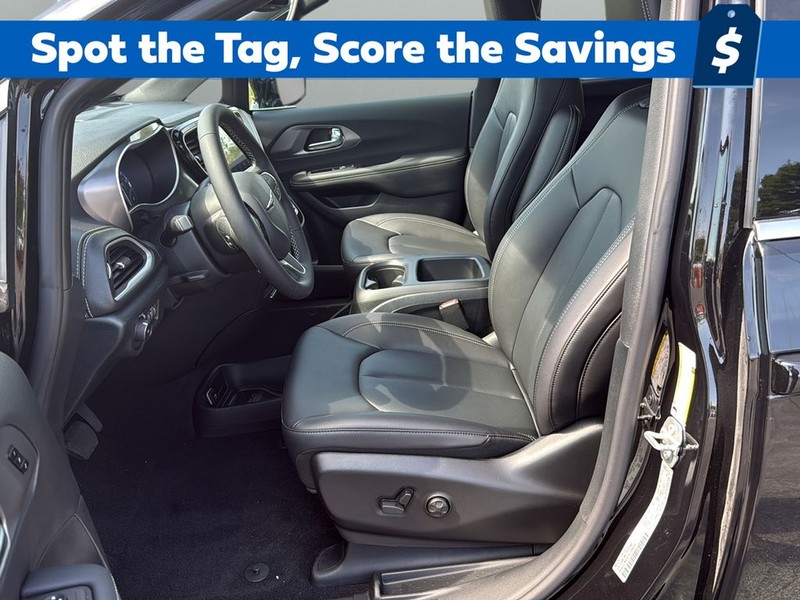 Chrysler Pacifica Vehicle Full-screen Gallery Image 10