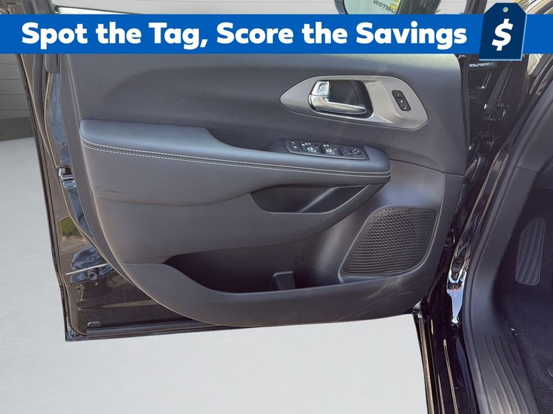 Chrysler Pacifica Vehicle Full-screen Gallery Image 11