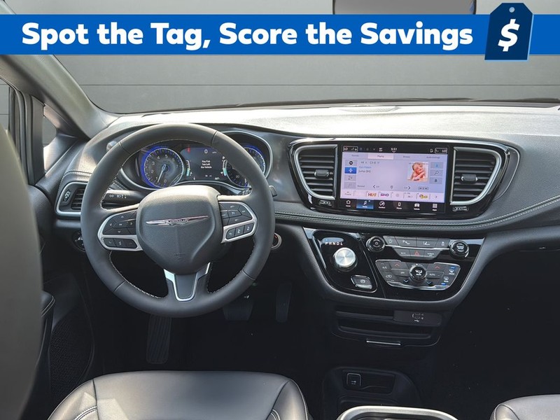 Chrysler Pacifica Vehicle Full-screen Gallery Image 12