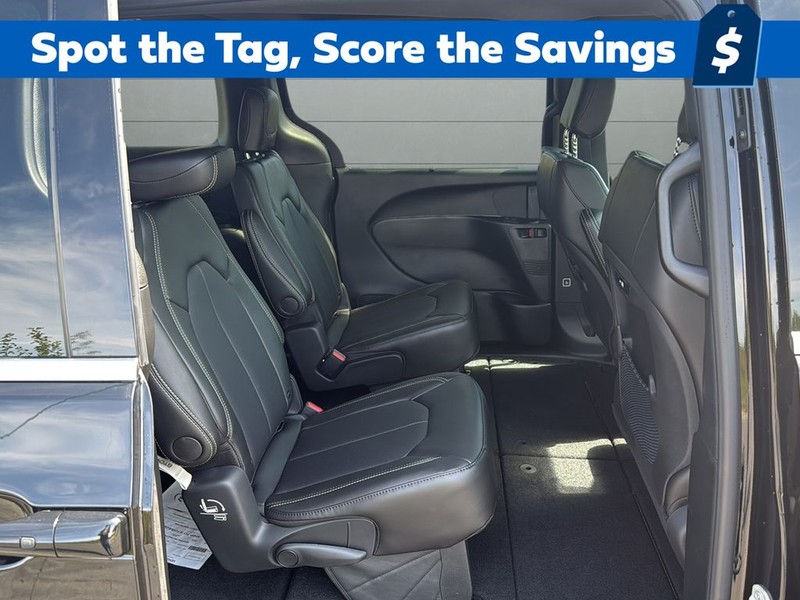 Chrysler Pacifica Vehicle Full-screen Gallery Image 14