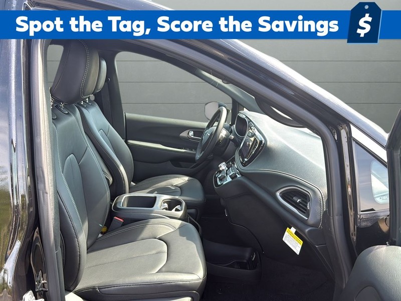 Chrysler Pacifica Vehicle Full-screen Gallery Image 15