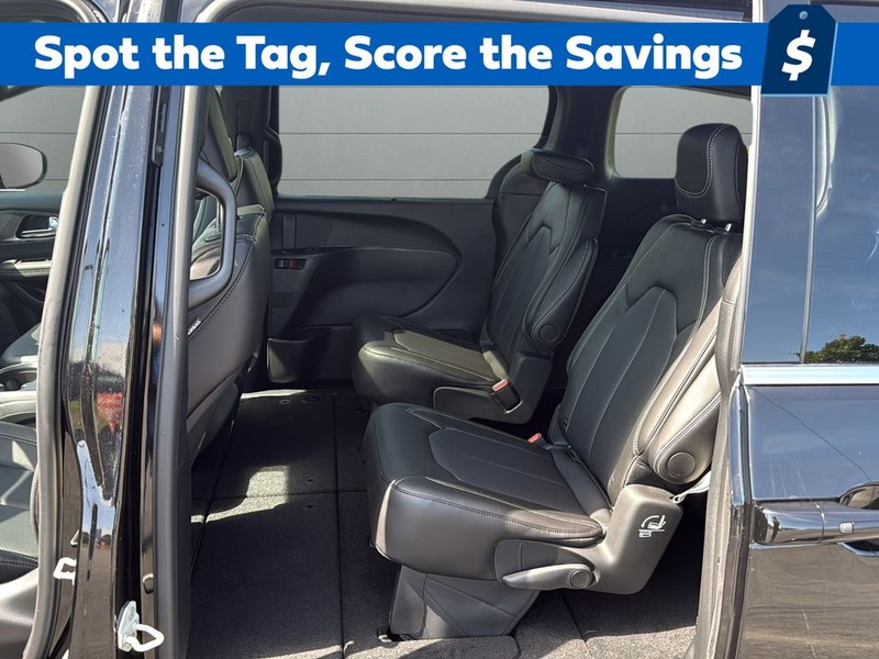 Chrysler Pacifica Vehicle Full-screen Gallery Image 17