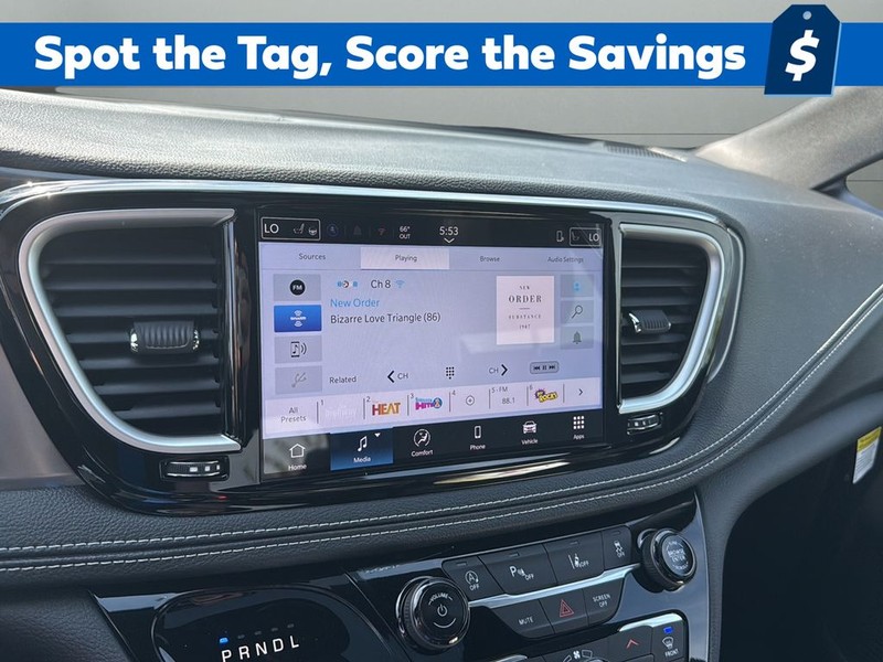 Chrysler Pacifica Vehicle Full-screen Gallery Image 20