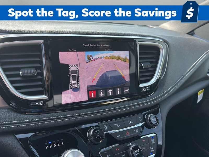 Chrysler Pacifica Vehicle Full-screen Gallery Image 21