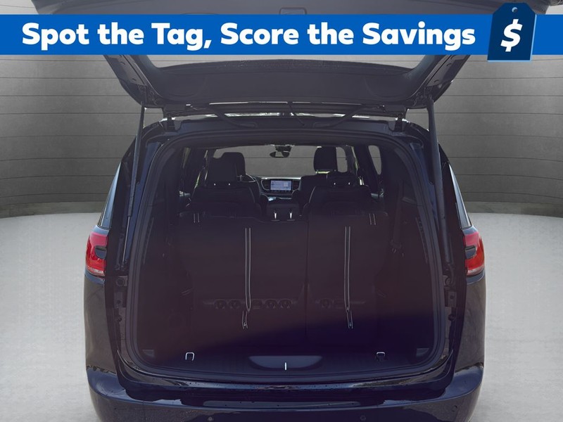 Chrysler Pacifica Vehicle Full-screen Gallery Image 24