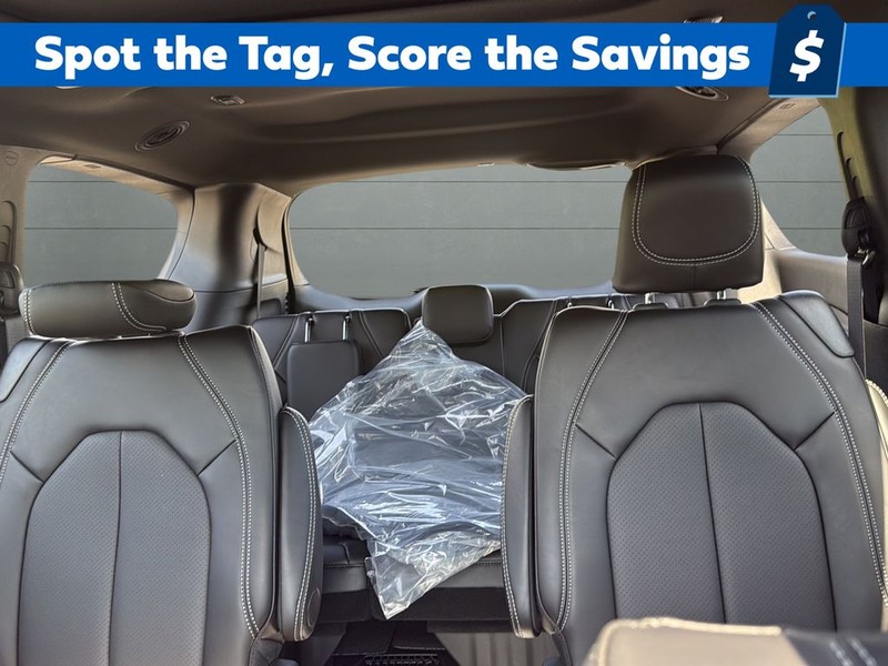 Chrysler Pacifica Vehicle Full-screen Gallery Image 26