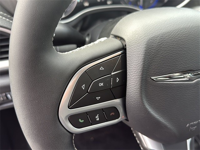 Chrysler Pacifica Vehicle Full-screen Gallery Image 9