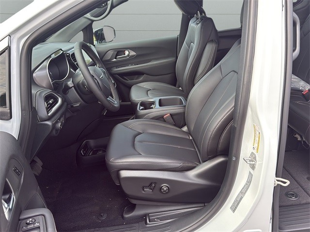 Chrysler Pacifica Vehicle Full-screen Gallery Image 10