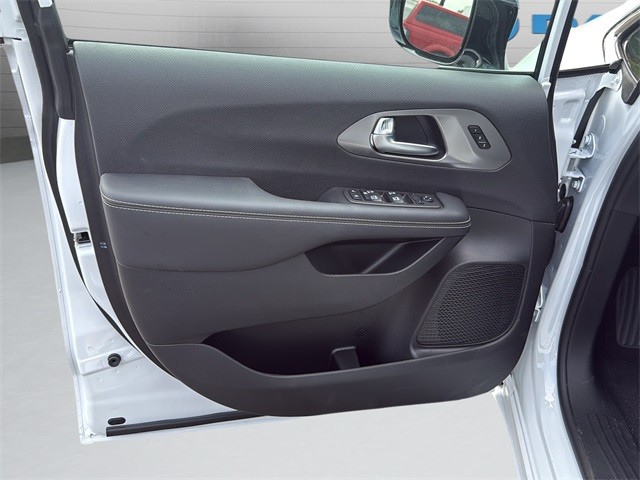 Chrysler Pacifica Vehicle Full-screen Gallery Image 11